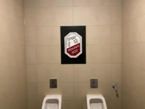 neue Herrentoilette, Logo von Koch