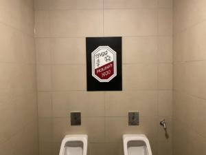 neue Herrentoilette, Logo von Koch